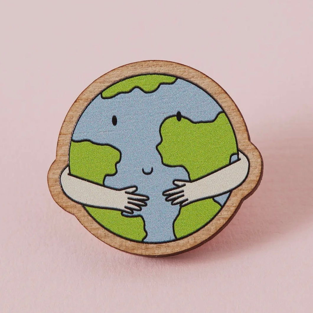 Pin aus Holz - Hug the Earth