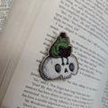 Anstecker aus Holz - Studious Marshtoad