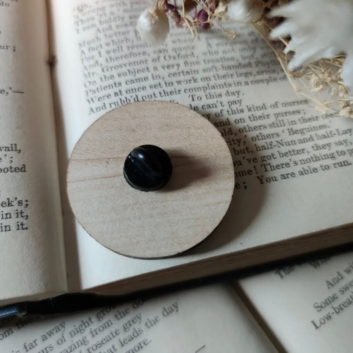 Anstecker aus Holz - Vincent Van Ghost