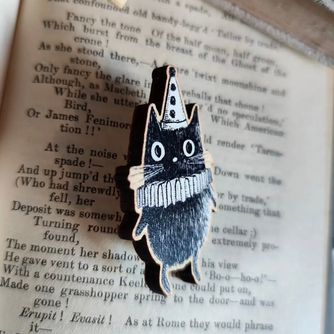 Anstecker aus Holz - Clown Cat